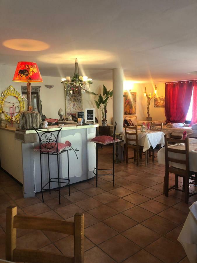 Hotel Restaurant Le Delta Saintes-Maries-de-la-Mer Exteriör bild